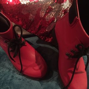 Red Hot booties Sz 7rain /snow ADORBS❤️unique so cute and comfy❤️very retro ❤️